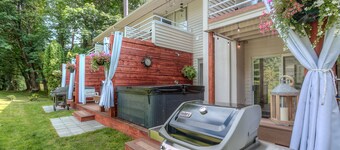 Moon River Suites 4 - on River, Private Hot Tub, Downtown NO FLOOD IMPACTS