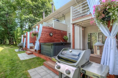 Moon River Suites 4 - on River, Private Hot Tub, Downtown NO FLOOD IMPACTS