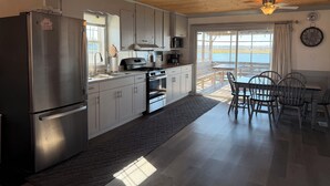 Kaffe- och tebryggare, kylskåp, mikrovågsugn och ugn