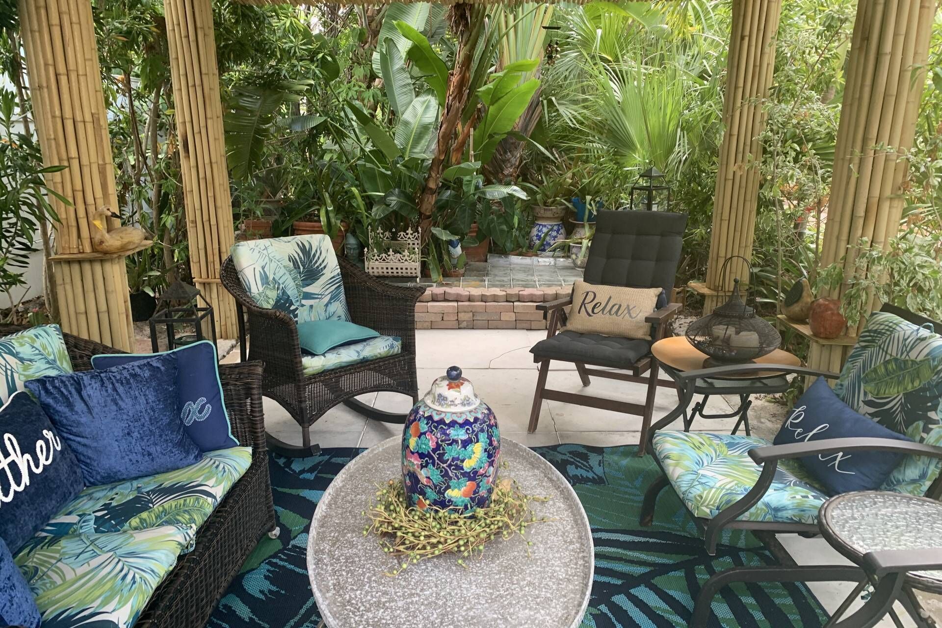 The Secret Garden Home close to Beach, Shops, Restaurants, Pet Friendly, Close to Lucerne Ave!