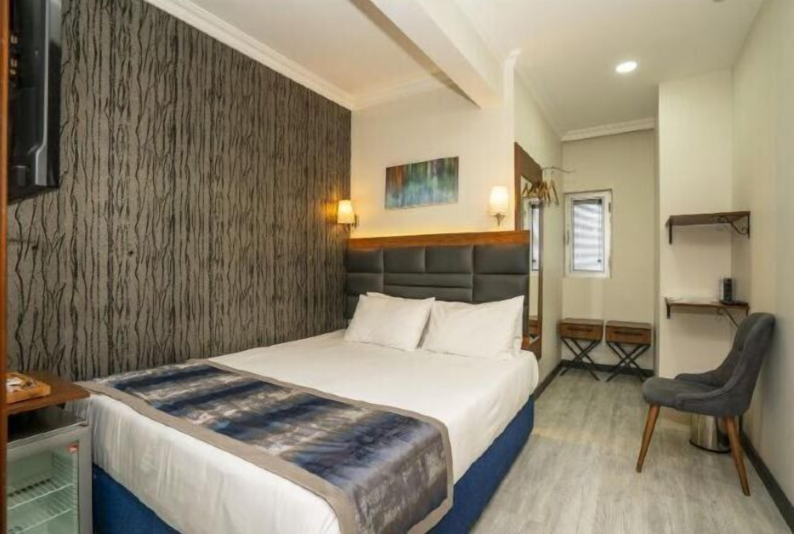 Premium bedding, in-room safe, iron/ironing board