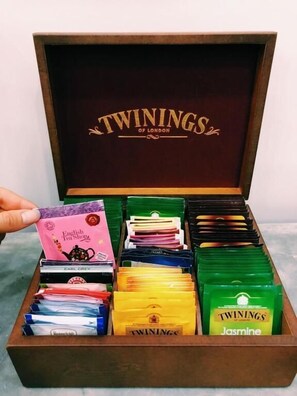 A wooden box with the label "TWININGS OF LONDON" containing various tea packets. - Annunziata Bed and Breakfast (Naples)