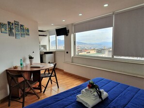 Panorama tweepersoonskamer | Bedden met traagschuimmatrassen, een minibar, een kluis op de kamer