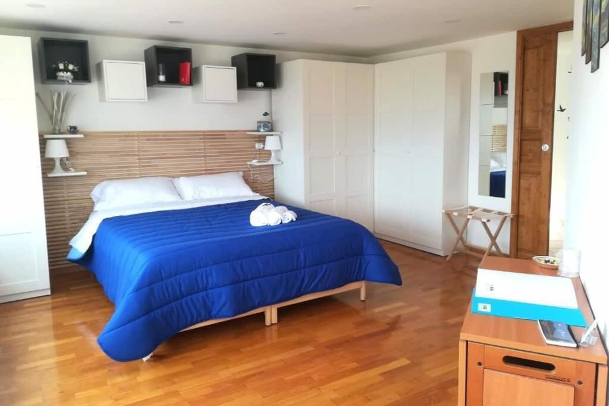 Panoramic dubbelrum | Memory foam-madrasser, minibar och värdeförvaringsskåp på rummet
