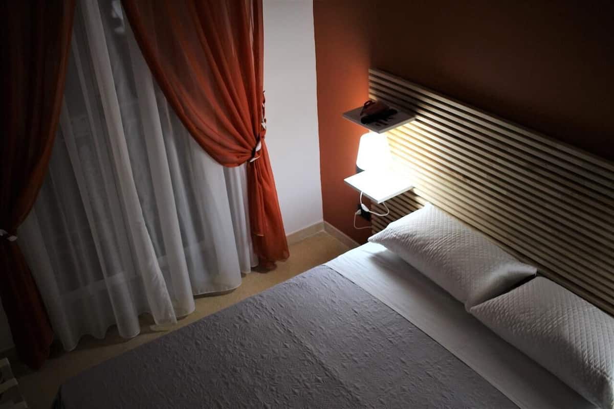 Basic dubbelrum | Memory foam-madrasser, minibar och värdeförvaringsskåp på rummet