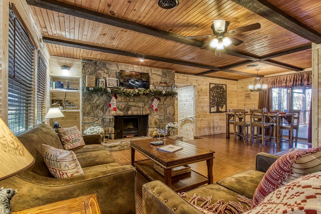 Bear Point  - Great Location, Hot Tub, Free attraction Tickets!!!