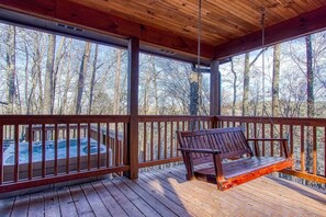 Outdoor spa tub - Bear Point, Hot Tub, Free Attraction tickets, WIFI!!! (Sevierville)