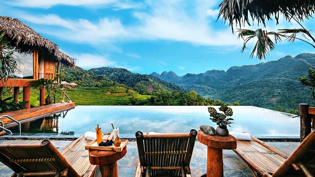 A wooden deck with a pool overlooking a lush valley. - Puluong Natura Bungalow (Pu Luong)