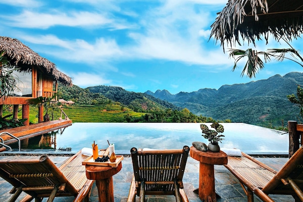 2 outdoor pools, an infinity pool