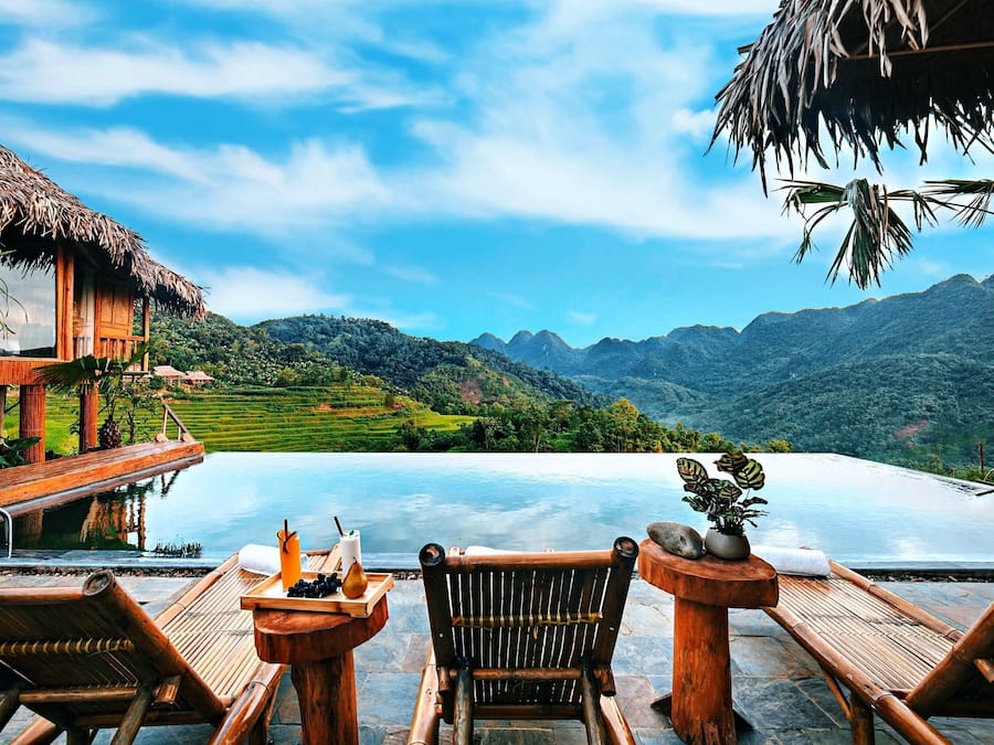 2 outdoor pools, an infinity pool