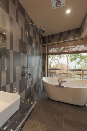 Suite, 1 habitación, vista al jardín | Tina profunda