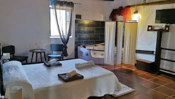Double Room, Shared Bathroom, Garden Area (Carpe Diem) | Individually furnished, desk, free WiFi, bed sheets