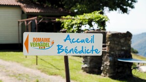 Señal de Domaine Vernadiel con la inscripción 'Accueil Béni d'ite'.