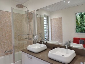 Ducha, bañera de hidromasaje, secador de pelo, toallas