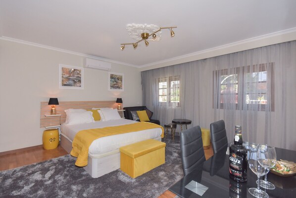 Suite Studio Deluxe | Ameublement personnalisé, rideaux occultants, fer et planche à repasser