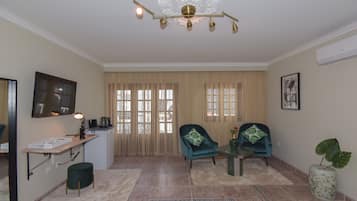 Superior-Suite | Wohnbereich | 42-Zoll-LED-Fernseher mit Premium-TV-Sendern, Fernseher