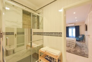 Deluxe Double Room | Bathroom | Hair dryer, slippers, towels, soap - Douro Prime Downtown (Vila Nova de Gaia)