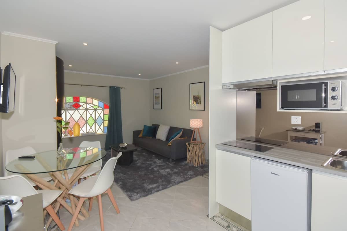 Departamento Confort, 1 habitación | Área de sala de estar | Televisión LED de 42 pulgadas con canales premium y televisión