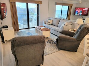 Smart-TV, DVD-spiller og bøker