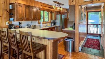 Réfrigérateur, four à micro-ondes, un four, lave-vaisselle