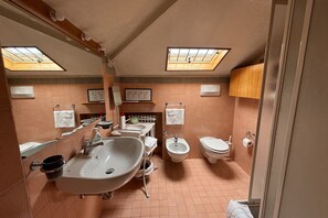 Bruser, hårtørrer, bidet, håndklæder