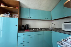 Een koelkast, een kookplaat, een vaatwasser