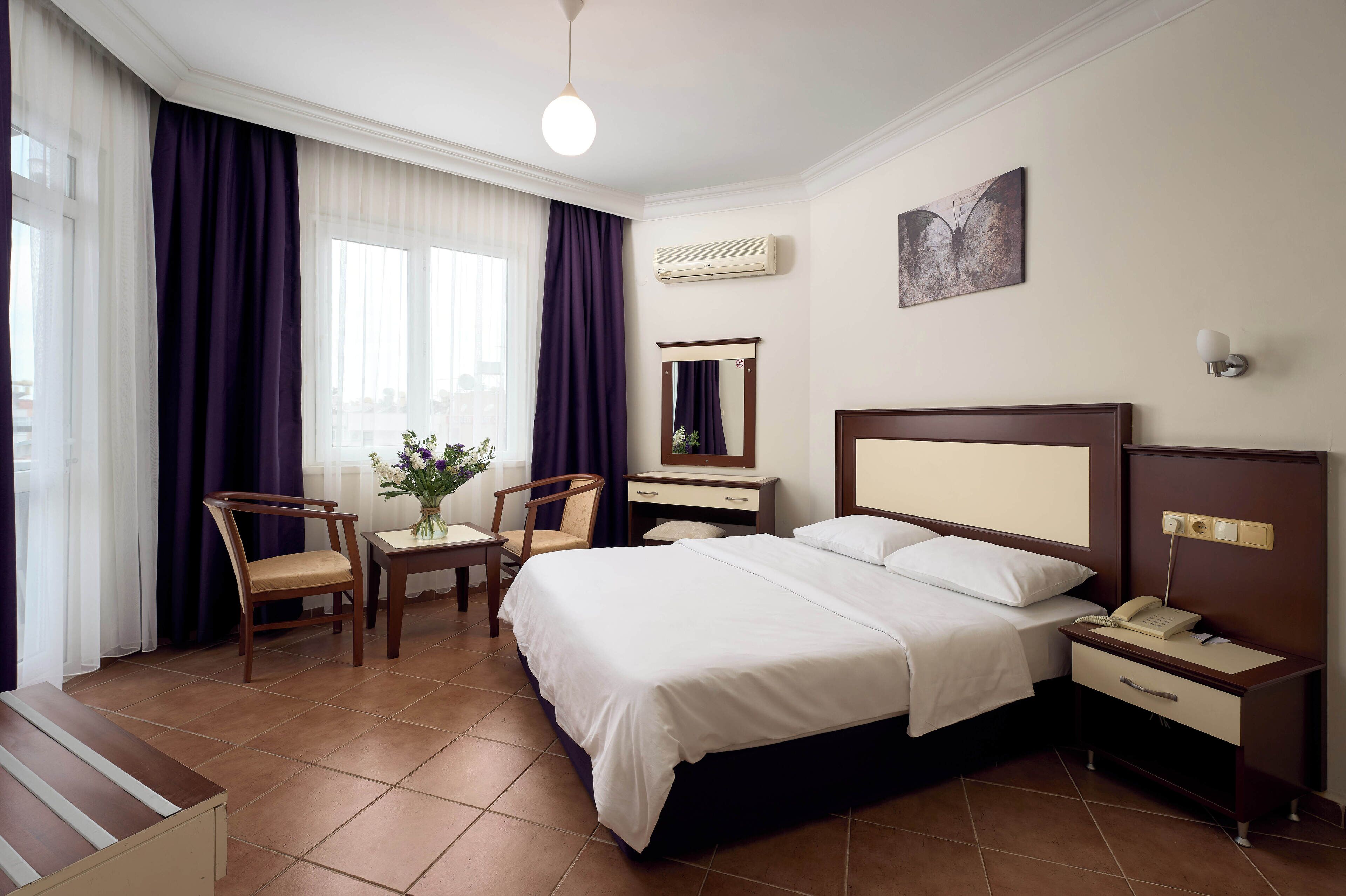 Camera familiare | Minibar, una scrivania, Wi-Fi gratuito, lenzuola