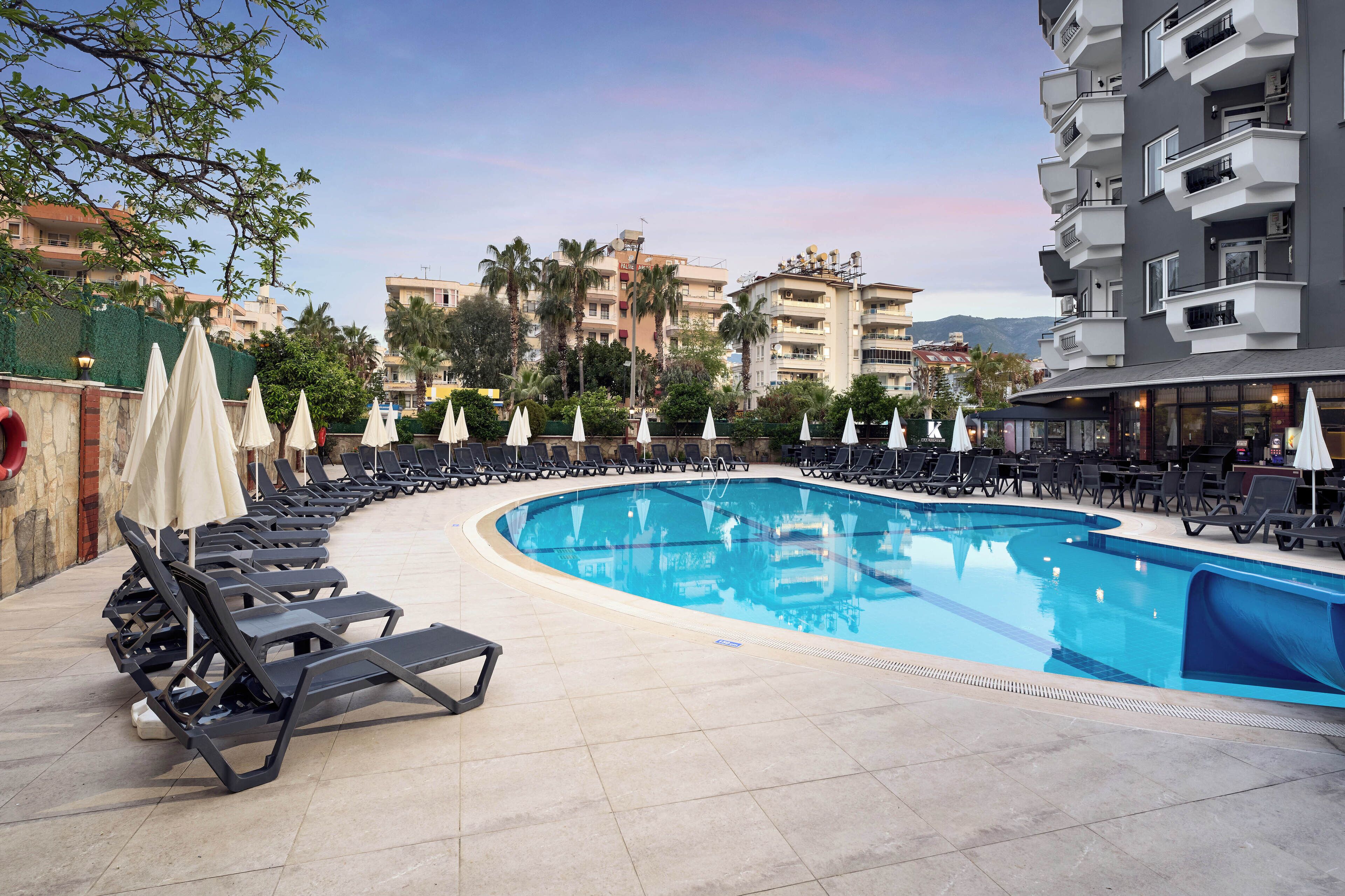 Kolam renang terbuka bermusim, payung kolam, kerusi lepak pantai 