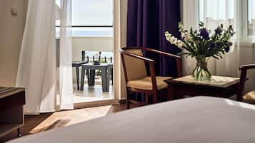 Grand Room | Minibar, desk, free WiFi, bed sheets