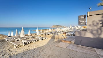 Privatstrand in der Nähe, Liegestühle, Sonnenschirme, Strandtücher