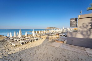 附近的私人海灘、躺椅、太陽傘、沙灘巾