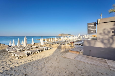 Privéstrand vlakbij, ligstoelen aan het strand, parasols, strandlakens
