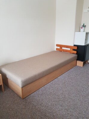 Habitació triple, vistes al jardí | Escriptori, espai de treball apte per a portàtils i cortines opaques 