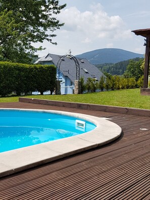 Piscine extérieure en saison