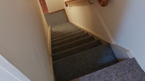 Una escalera con peldaños alfombrados que lleva a una plataforma.