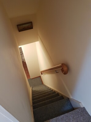 Habitación cuádruple, 2 habitaciones, vista al jardín | Área de sala de estar | Televisión de pantalla plana