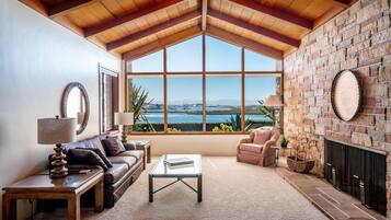 Een televisie en een open haard