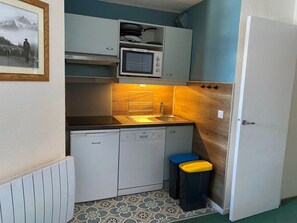 Wasserkocher mit Kaffee-/Teezubehör, Kühlschrank, Mikrowelle