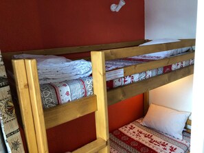 2 bedrooms, WiFi - Cozy T3 for 6 people in center with ski-in/ski-out, parking (La Tania)