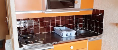 Fridge, microwave, oven, coffee/tea maker