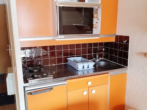 Fridge, microwave, oven, coffee/tea maker