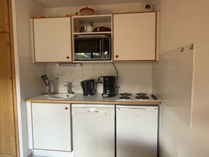 Fridge, microwave, dishwasher, coffee/tea maker