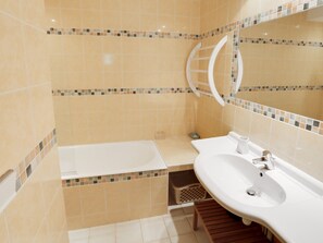 A bathroom with a white sink, mirror, and a shower area. - 5-room duplex for 10 people in Méribel, pets allowed (Méribel)