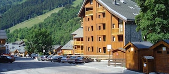 Spacious Duplex for 10 in Méribel Centre, Near Slopes & Shops