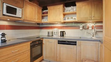 Refrigerador, microondas, horno, placa de cocina