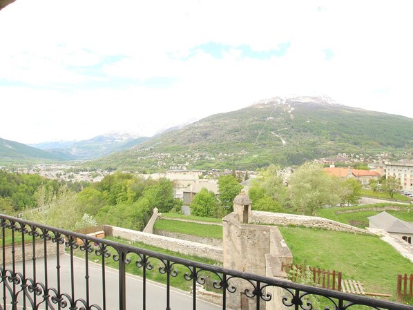 Property grounds - Large studio for 4 with balcony in the heart of Briançon (Briançon)