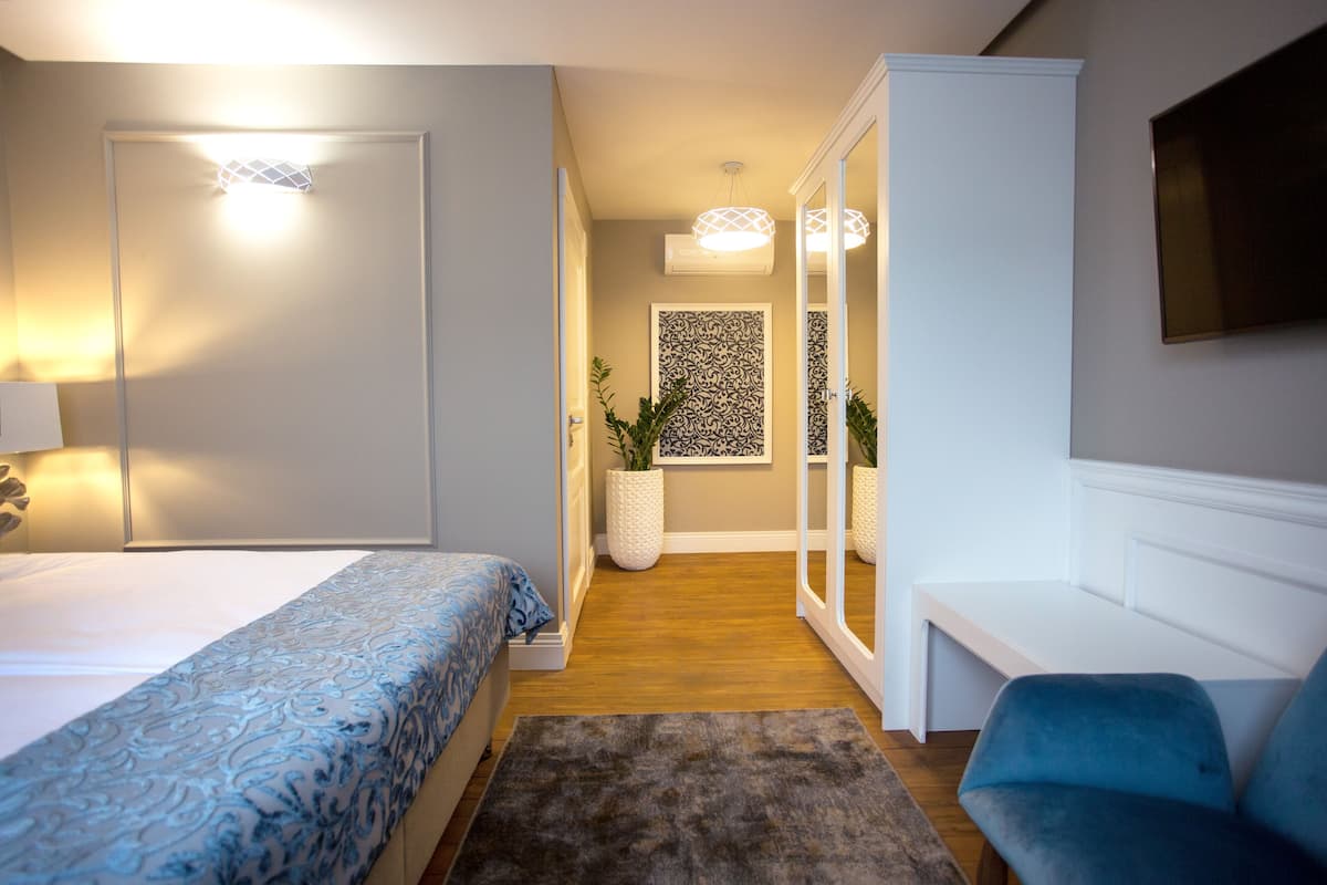 Kahden hengen deluxe-huone | Allergiatestatut vuodevaatteet, memory foam -patjalliset sängyt