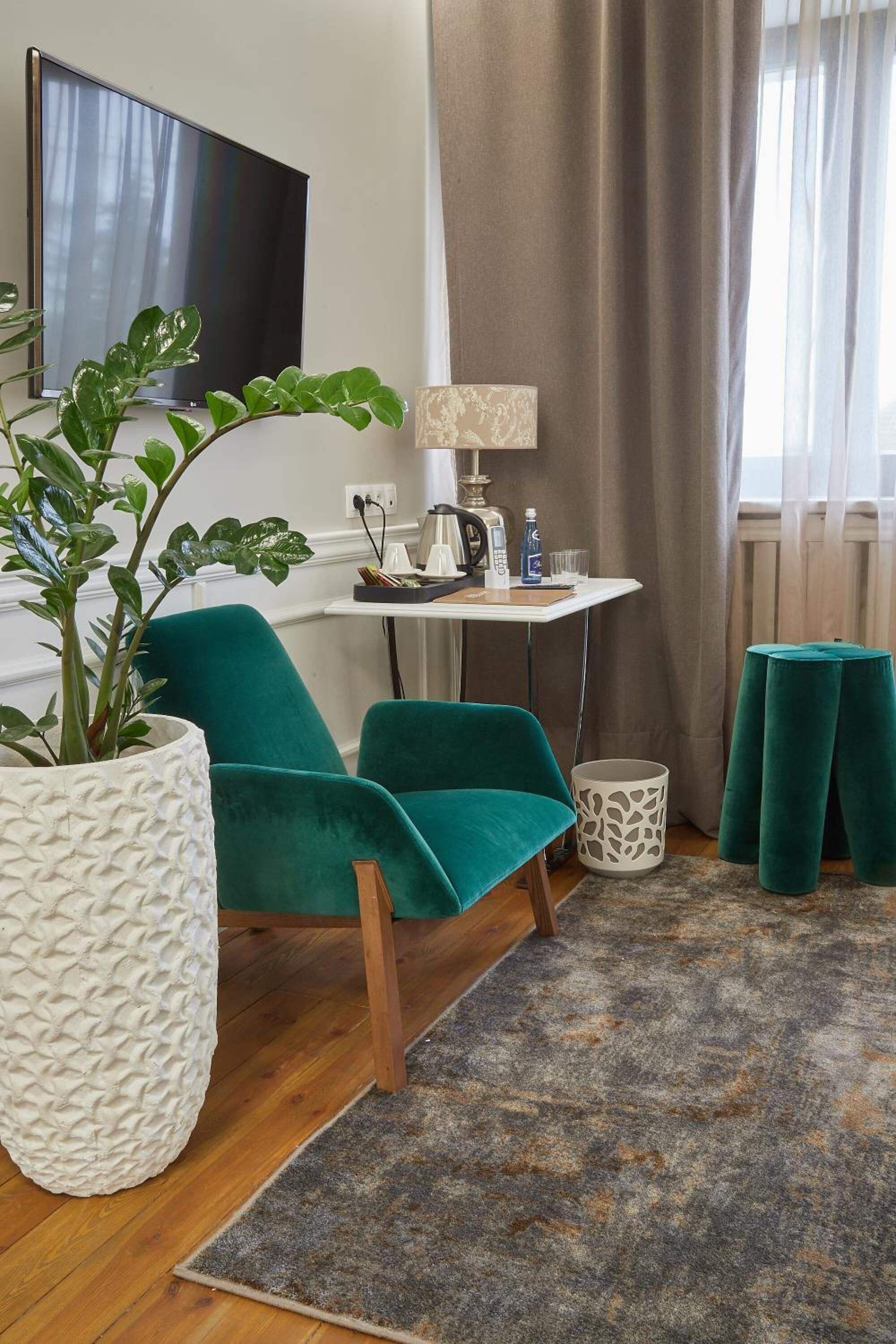 Seprai antialergi, busa memori, tirai kedap cahaya, dan kedap suara