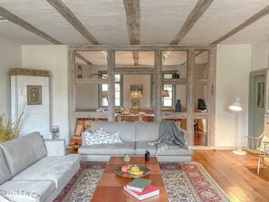 Fernseher, Kamin, DVD-Player