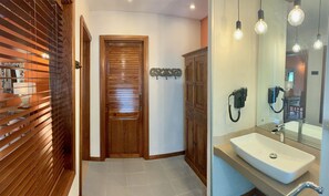 Comfort Double Room, 1 Queen Bed, Garden View, Mountainside | Bathroom - Les Jardins de Chamarel lodge (Chamarel)